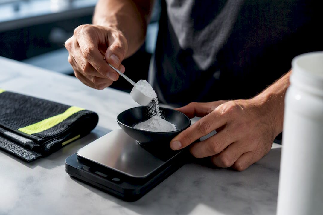 Runner measuring beta-alanine powder dose