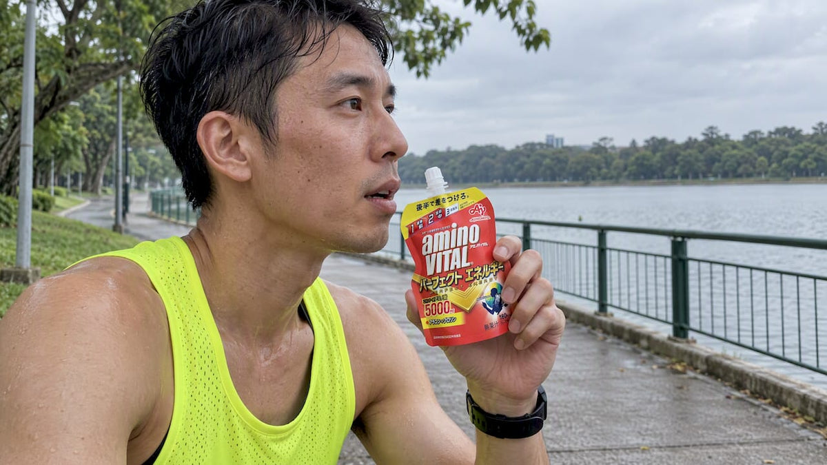 Runner holding Amino VITAL Perfect Energy pouch